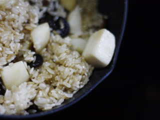 11、芋头香菇焖饭，没有下饭菜也能吃一碗,将炒好的大米等倒入电饭煲中