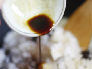 10、芋头香菇焖饭，没有下饭菜也能吃一碗,加入生抽，然后充分炒匀后继续炒大约2min