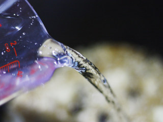 12、芋头香菇焖饭，没有下饭菜也能吃一碗,最后在锅中加入水，水量稍微持平与大米就可以啦，千万不要放多水哦。另外因为炒大米时已经加入了一些油，所以不用再加油了。启动电饭煲，等待香气四溢吧～