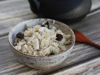 13、芋头香菇焖饭，没有下饭菜也能吃一碗,因为米饭中有芋头与香菇，同时又加入了生抽和食盐，所以即使懒得做菜，也可以直接完成一餐～