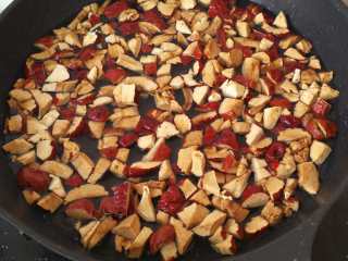 3、枣糕,放入锅中加水煮开  有勺子搅拌