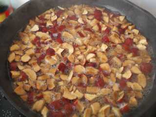 4、枣糕,煮开  并不停地搅拌