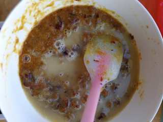 11、枣糕,加入水或者牛奶，搅拌