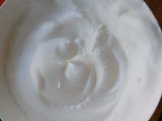 16、枣糕,蛋清加入几滴醋，打发到硬性发泡