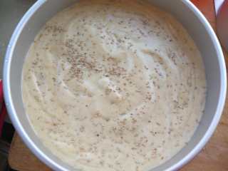 19、枣糕,倒入十寸蛋糕模具中，撒上白芝麻。烤箱上下火150度  40分钟    根据自己烤箱脾气调节温度时间