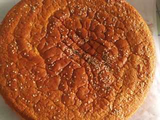 20、枣糕,烤好  出炉  倒扣冷却  脱模