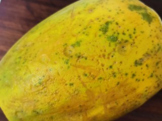 1、木瓜炖奶,木瓜清洗一下对