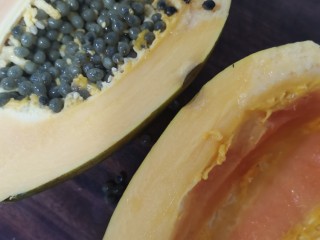 2、木瓜炖奶,对半切开去籽