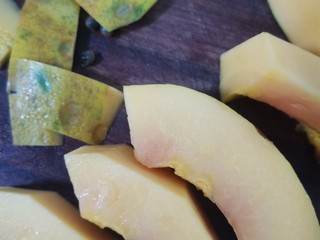 3、木瓜炖奶,切块去皮