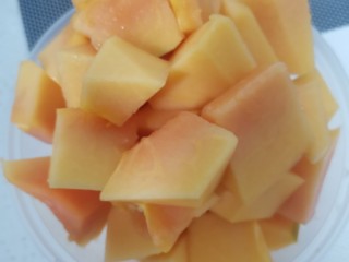 4、木瓜炖奶,切成小块