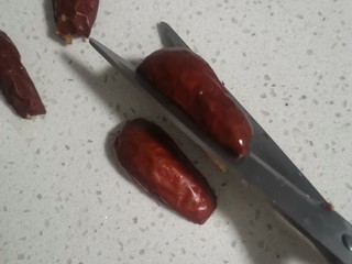 6、木瓜炖奶,用厨房剪剪成小条备用