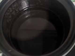 7、木瓜炖奶,锅中加500毫升水