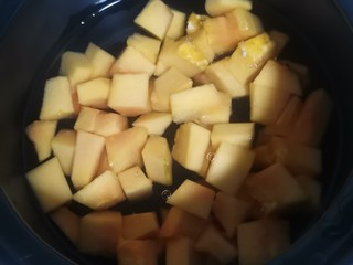 8、木瓜炖奶,冷水直接下木瓜