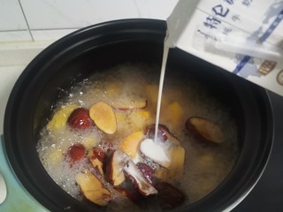 11、木瓜炖奶,加入牛奶一盒