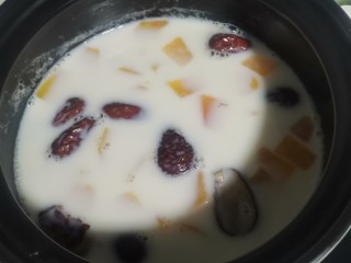 12、木瓜炖奶,在煮2分钟