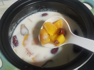 13、木瓜炖奶,木瓜颜色比之前变的更黄关火