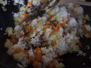 8、最简易焗饭,加入一点酱油和胡椒粉