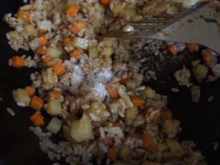 9、最简易焗饭,在加入盐和味精拌均匀