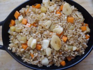 10、最简易焗饭,放入烤碗里压平