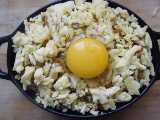 12、最简易焗饭,在打上一个鸡蛋放入烤箱