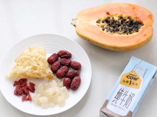 1、木瓜炖牛奶,准备好所需食材。