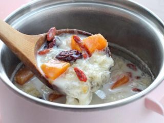 8、木瓜炖牛奶,奶香浓郁、鲜甜润滑的木瓜牛奶银耳羹就完成了。