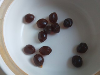 3、苹果布丁,把CC糖放入碗中。