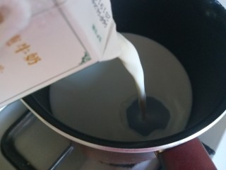 5、苹果布丁,牛奶倒入奶锅。