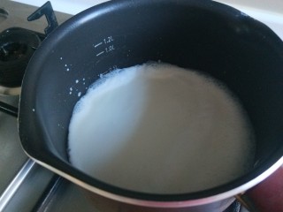 6、苹果布丁,加热烧开。