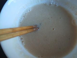 7、苹果布丁,在把CC糖倒入热牛奶中。