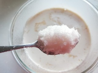 9、苹果布丁,加入一勺白糖。