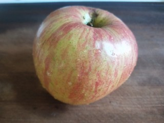 11、苹果布丁,苹果洗干净。