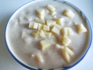 13、苹果布丁,放入苹果丁。