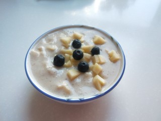 14、苹果布丁,蓝莓点缀。