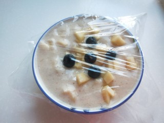15、苹果布丁,封上保鲜膜。