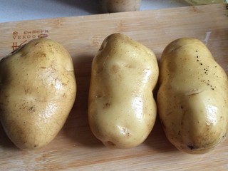 2、鸡腿炖土豆,土豆洗净去皮切块