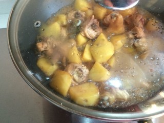 12、鸡腿炖土豆,盖上盖子炖，小火大概二十分钟