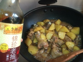 13、鸡腿炖土豆,最后放点老抽上色，这个时候可以常常味道，不够的话可以调味