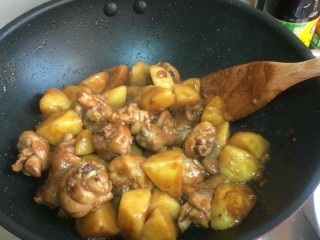 14、鸡腿炖土豆,大火收汁，记住不断翻炒，防止变焦