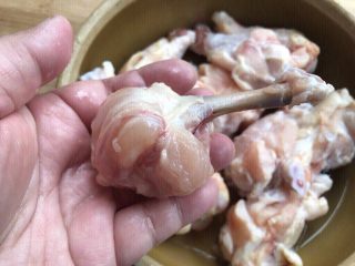 4、鸡翅根还能做出惊艳的宴客菜,推到底，再翻包住顶端。