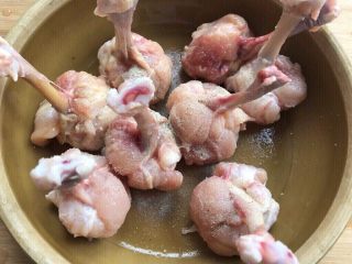 6、鸡翅根还能做出惊艳的宴客菜,加入白胡椒粉。