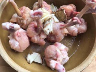 7、鸡翅根还能做出惊艳的宴客菜,加入沙姜，姜片，蒜片。