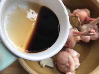 9、鸡翅根还能做出惊艳的宴客菜,加入生抽。