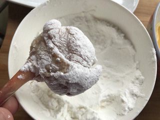 12、鸡翅根还能做出惊艳的宴客菜,腌好的鸡翅根沾上淀粉。