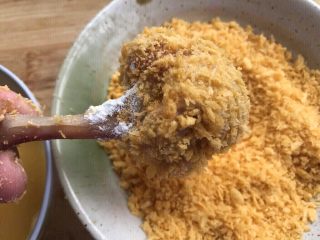 14、鸡翅根还能做出惊艳的宴客菜,最后沾面包糠。