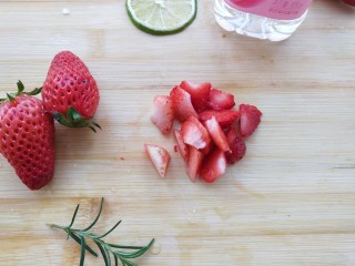 2、这杯粉粉的草莓气泡水，原你一个少女梦,草莓切丁、柠檬切片备用