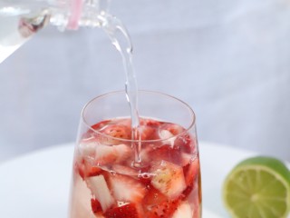 3、这杯粉粉的草莓气泡水，原你一个少女梦,杯中放入草莓丁、柠檬片倒入苏打水
