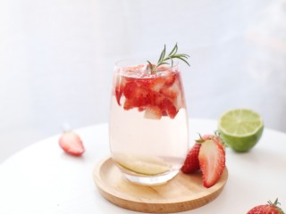 4、这杯粉粉的草莓气泡水，原你一个少女梦,最后放上迷迭香装饰