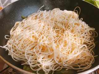 11、好吃的焖面,将鲜面条铺在上面