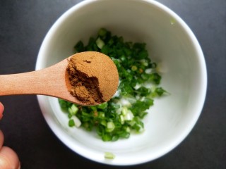 5、饺子皮葱油饼,放一勺五香粉。